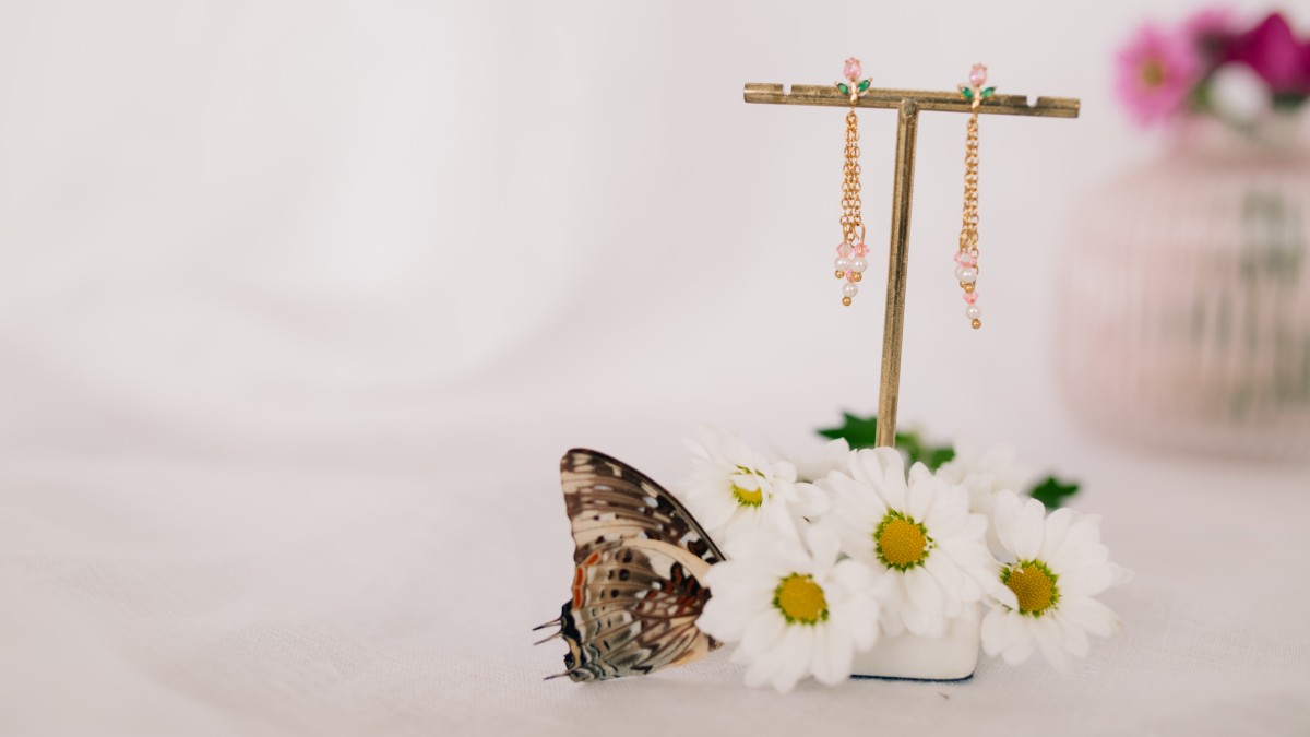 Esquema Pendientes de perlas nacaradas y flores colgantes