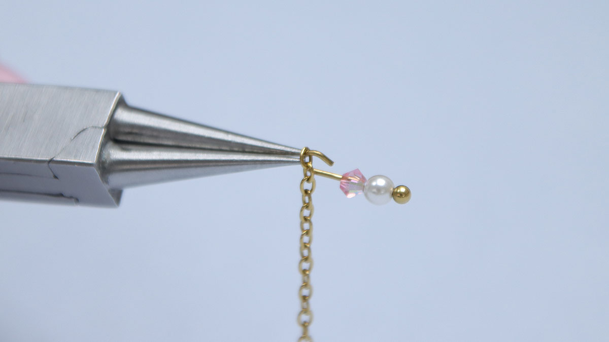 Pendientes de perlas nacaradas y flores colgantes : Paso 3