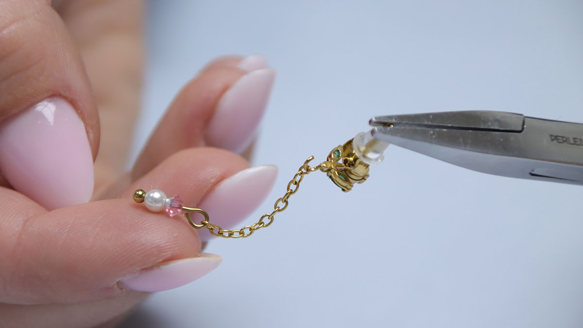 Pendientes de perlas nacaradas y flores colgantes : Paso 4