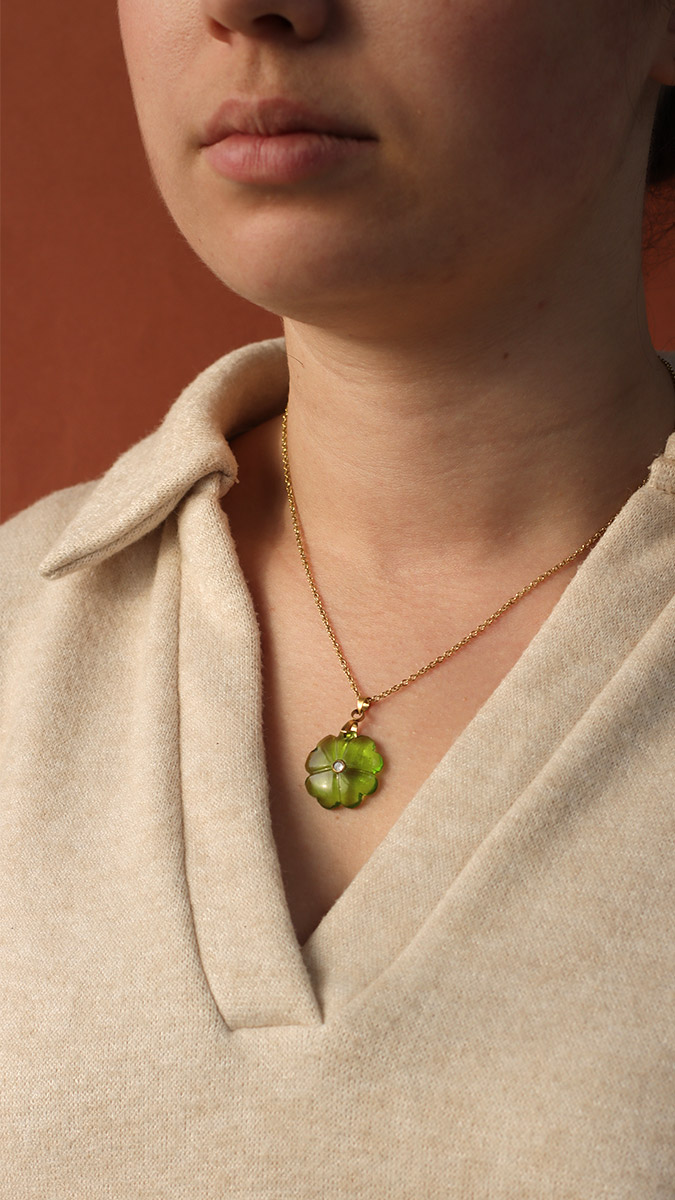 Collar de trébol de 4 hojas de piedra