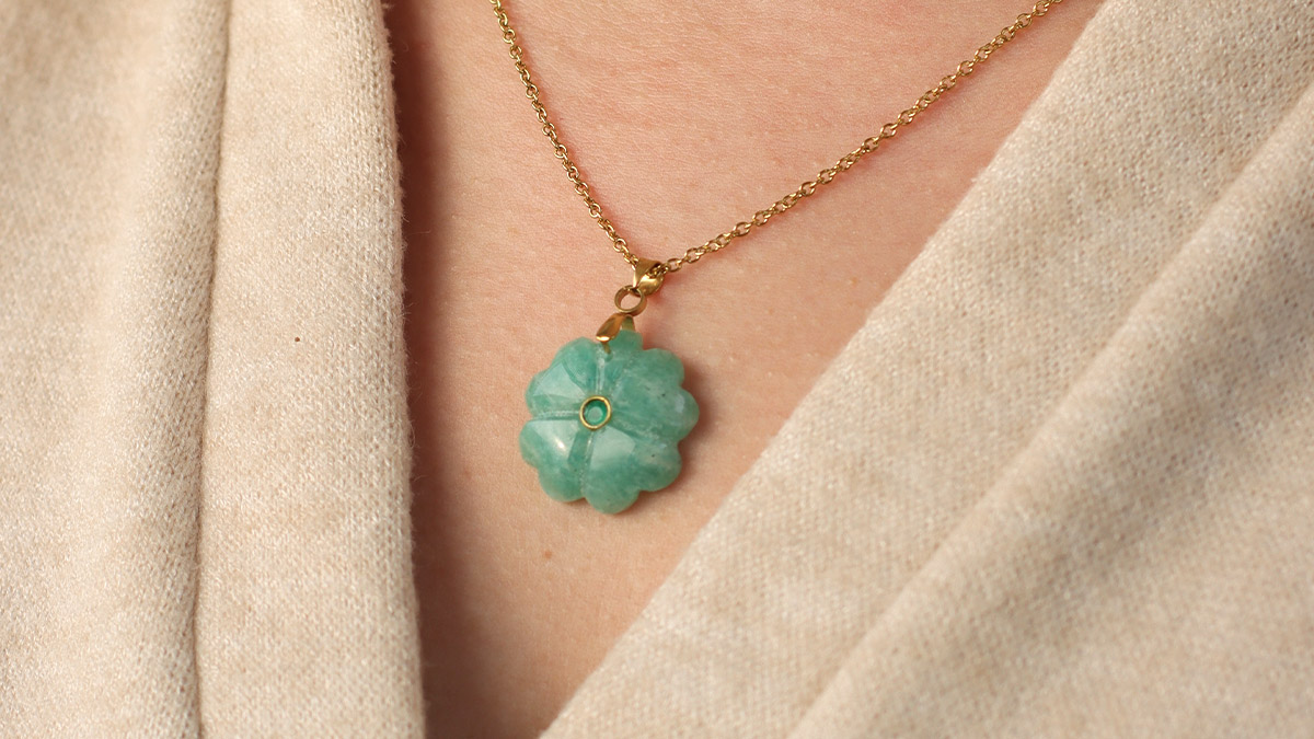 Collar de trébol de 4 hojas de piedra : Paso 5 Collar de trébol de 4 hojas de piedra : Paso 5