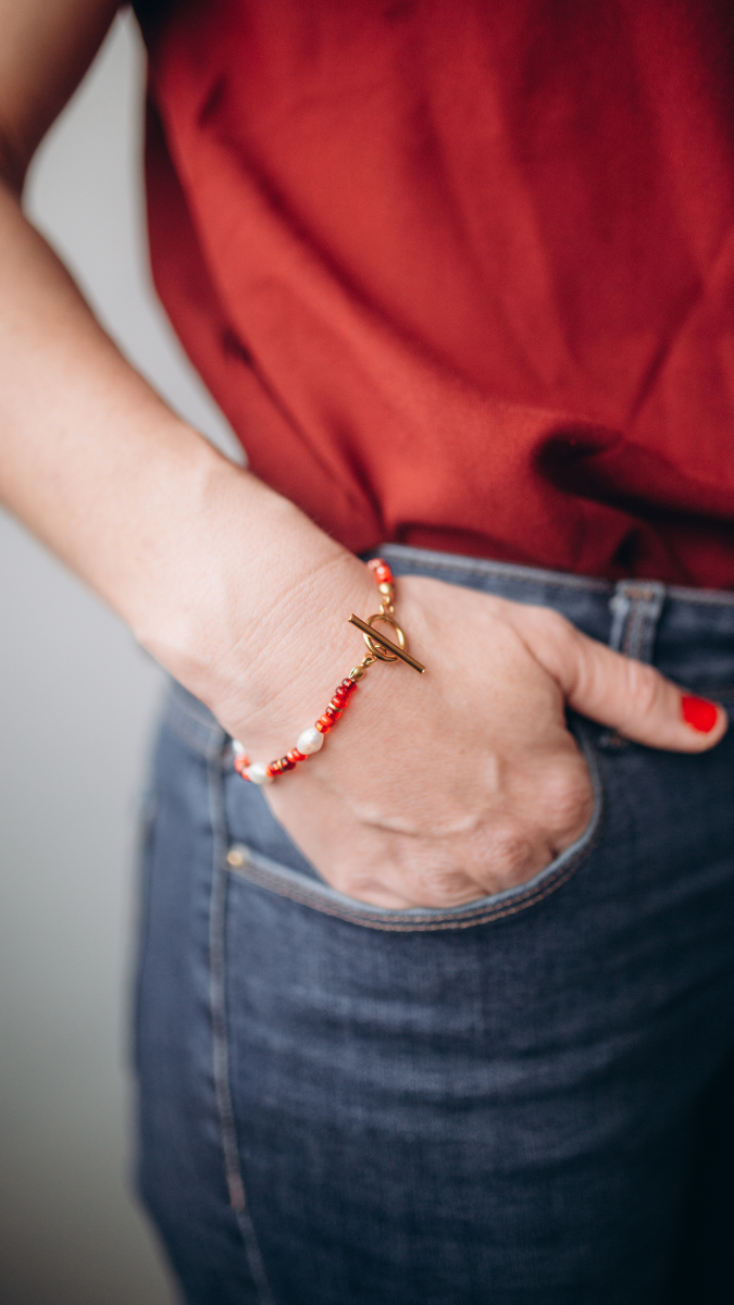 Esquema Pulsera roja con cuentas de rocalla y perlas de agua dulce