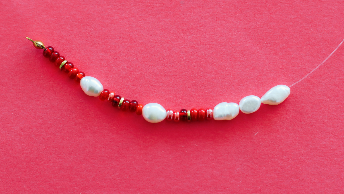Pulsera roja con cuentas de rocalla y perlas de agua dulce : Paso 4