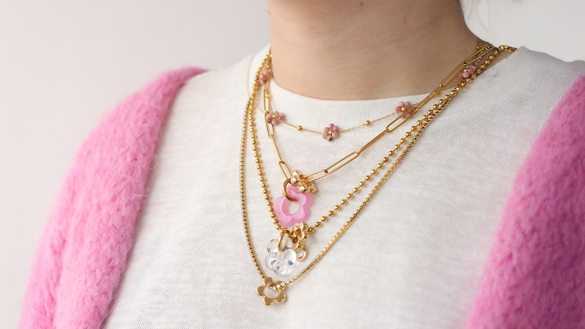 Esquema Collares multifilares de acero inoxidable dorado con flores y cadena de brillantes