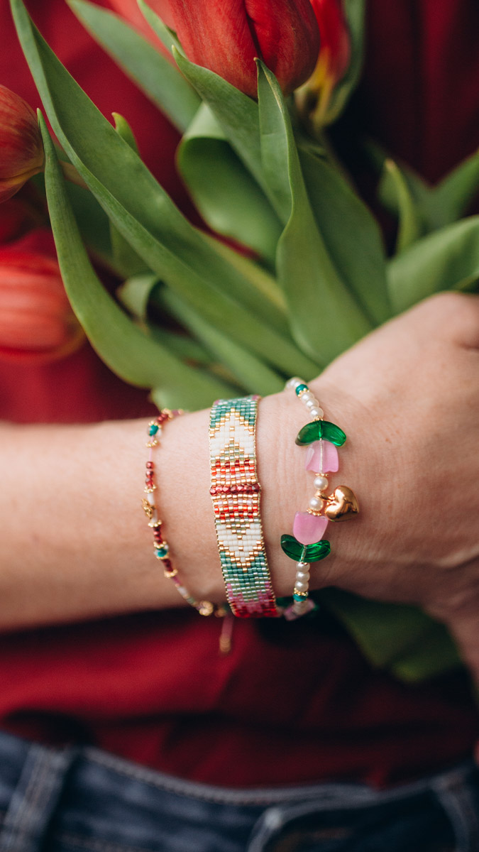 Pulsera en telar Miyuki Delica 11/0 roja, rosa y verde