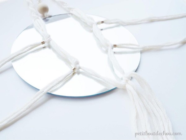 Espejo colgante DIY con macramé y cuentas de madera de moda : Paso 11