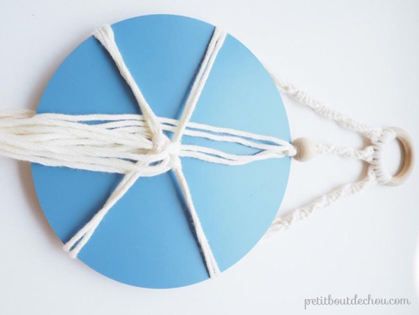 Espejo colgante DIY con macramé y cuentas de madera de moda : Paso 12