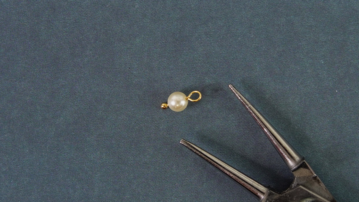 Pulsera de cinta elástica dorada con medalla de concha : Paso 4