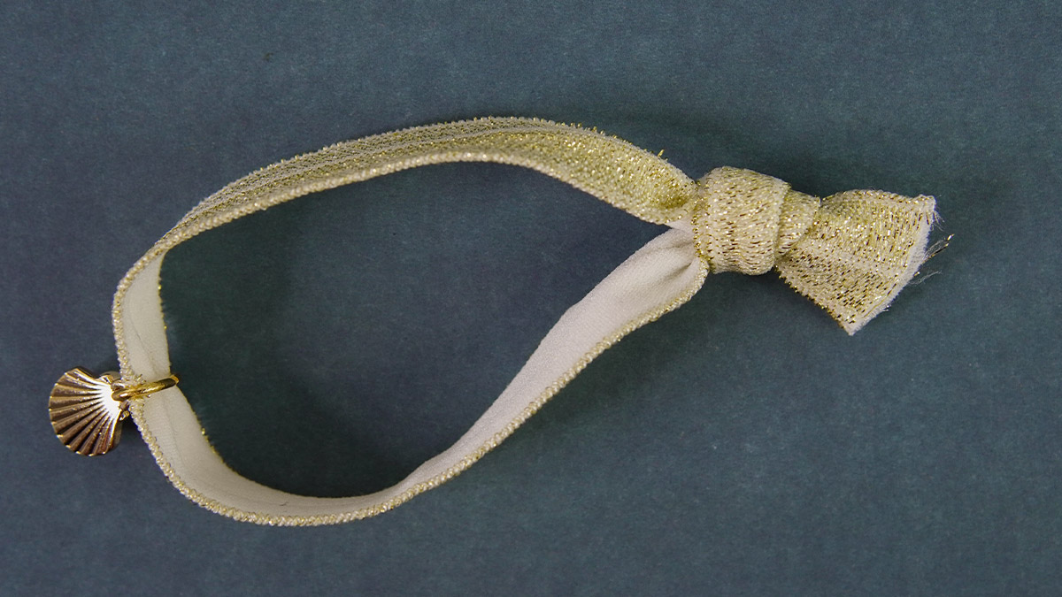 Pulsera de cinta elástica dorada con medalla de concha : Paso 6
