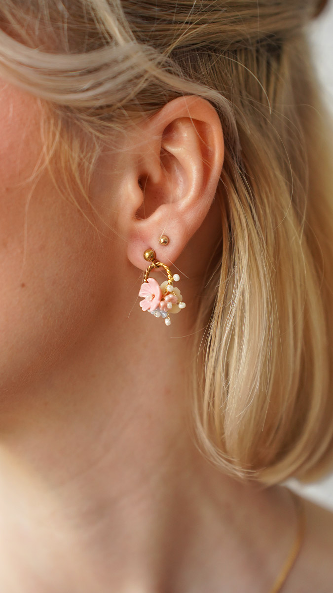 Pendientes de flor pequeña y perlas de Rocalla