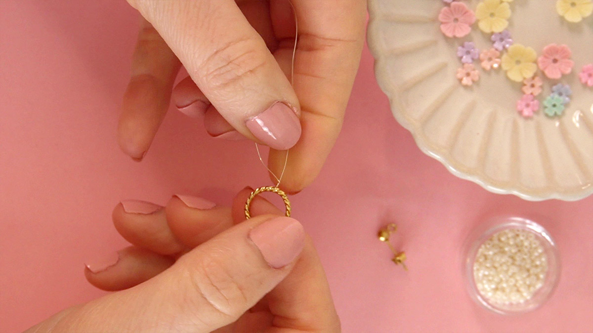 Pendientes de flor pequeña y perlas de Rocalla : Paso 2