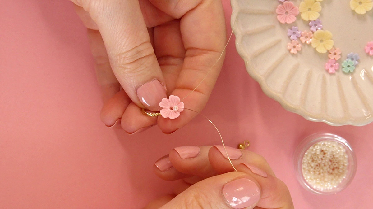 Pendientes de flor pequeña y perlas de Rocalla : Paso 3