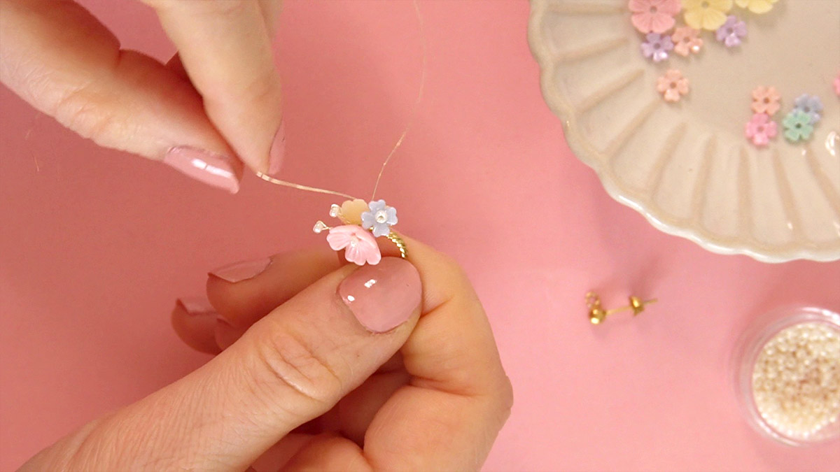 Pendientes de flor pequeña y perlas de Rocalla : Paso 5