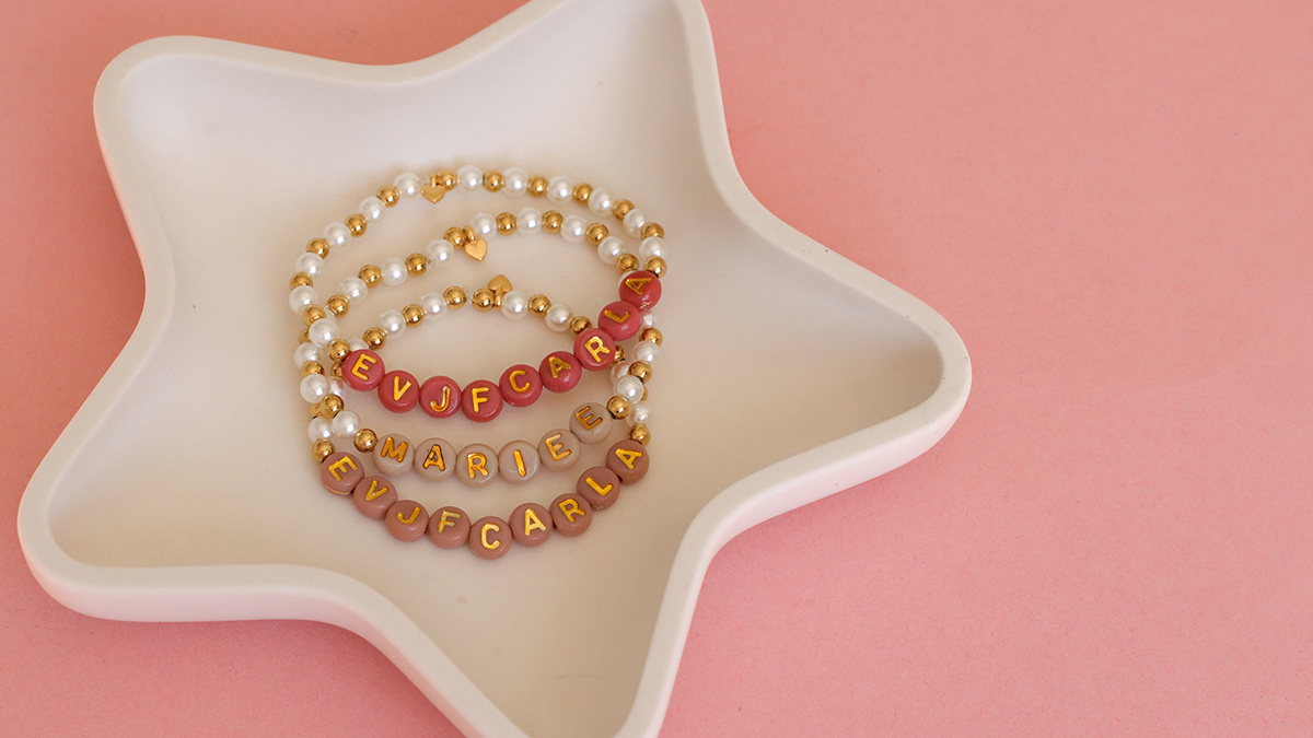 Pulseras de novia con cuentas nacaradas y cuentas de letras