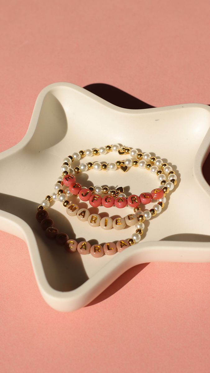 Pulseras de novia con cuentas nacaradas y cuentas de letras