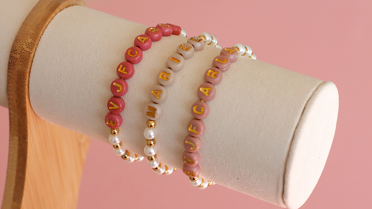 Pulseras de novia con cuentas nacaradas y cuentas de letras : Paso 3