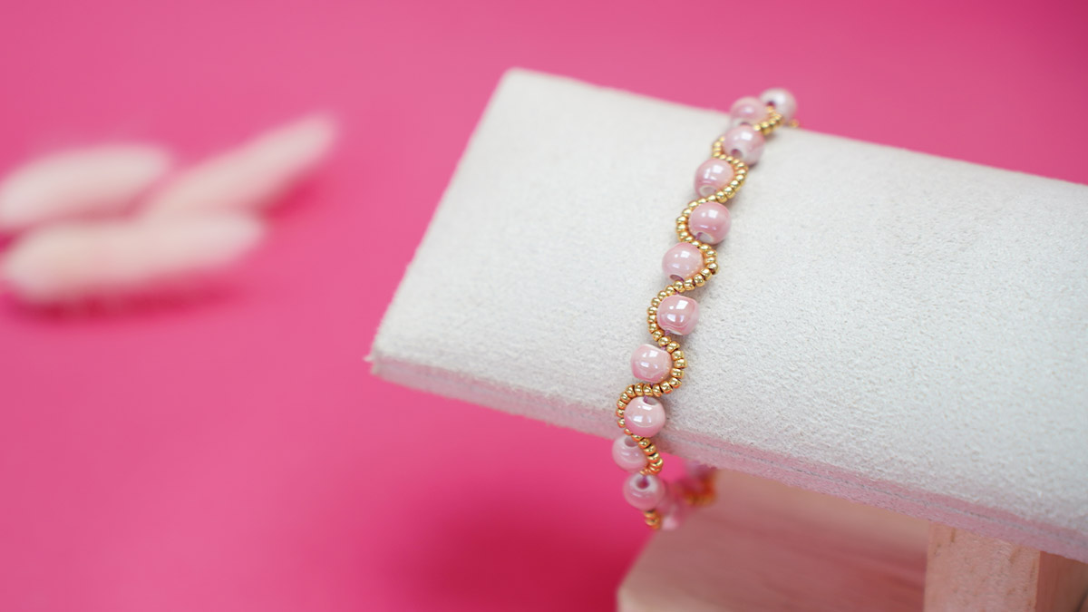 Esquema Pulsera de cuentas de cerámica rosa en tejido ondulado
