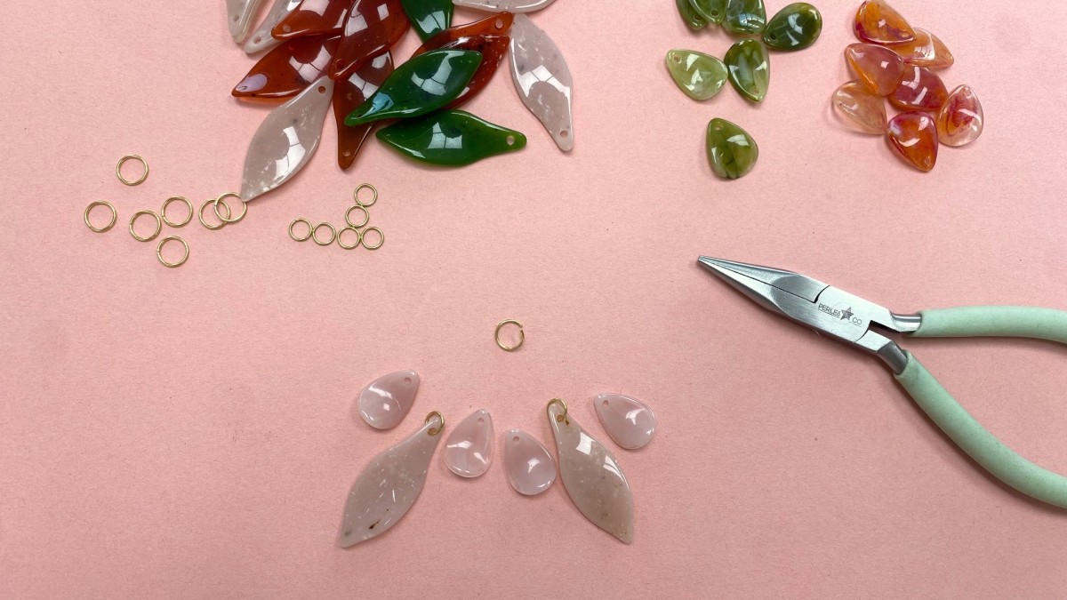 Pendientes flor colgantes de resina dorada y acero inoxidable : Paso 1