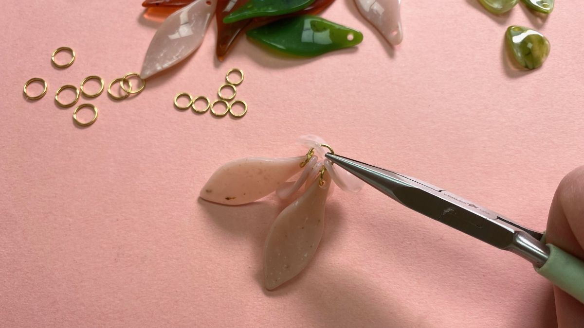 Pendientes flor colgantes de resina dorada y acero inoxidable : Paso 2