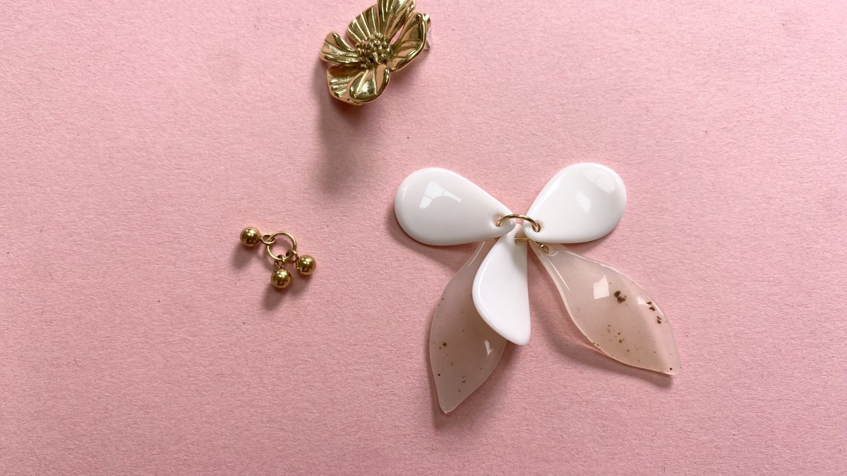 Pendientes flor colgantes de resina dorada y acero inoxidable : Paso 4