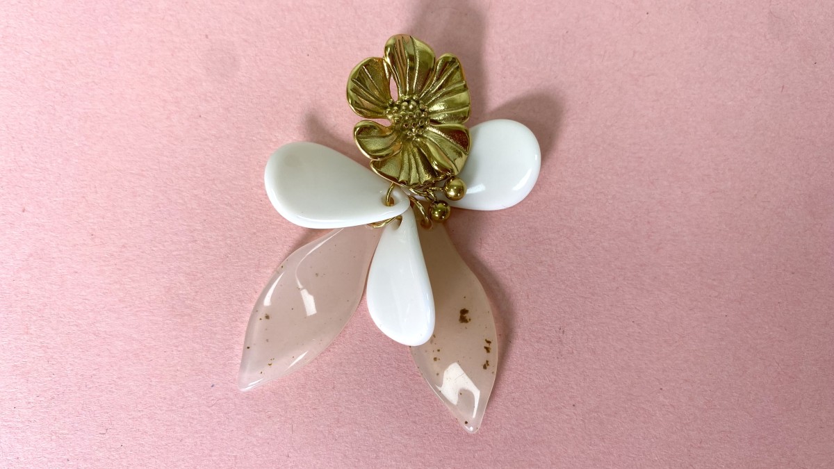 Pendientes flor colgantes de resina dorada y acero inoxidable : Paso 5