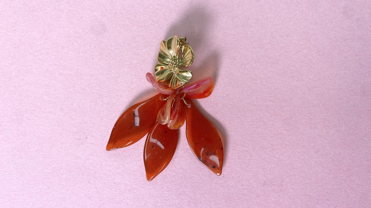 Pendientes flor colgantes de resina dorada y acero inoxidable : Paso 6