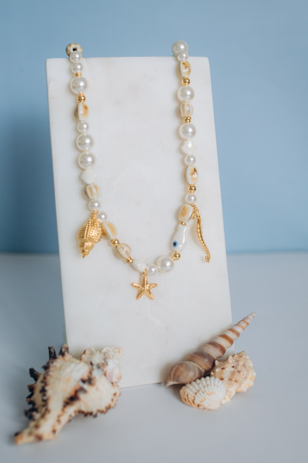 Esquema Collar de cuentas de cerámica, cuentas de nácar y dijes marinos