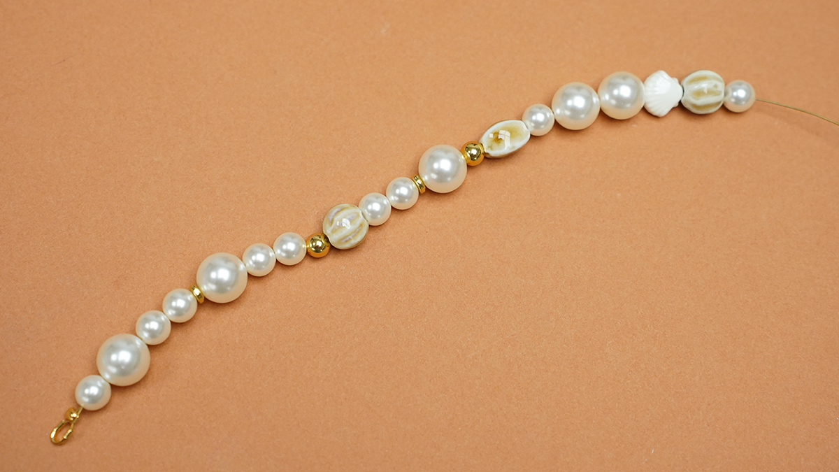 Collar de cuentas de cerámica, cuentas de nácar y dijes marinos : Paso 1