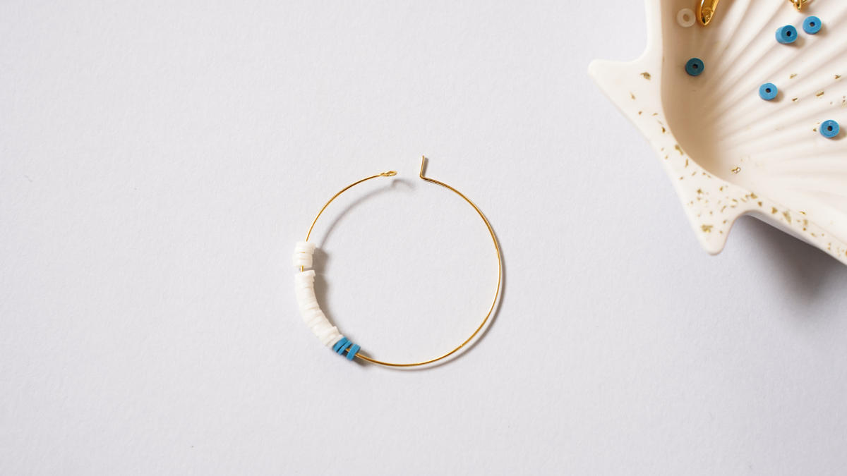 Pendientes de aro y dijes de perlas de verano Heishi : Paso 1 Pendientes de aro y dijes de perlas de verano Heishi : Paso 1