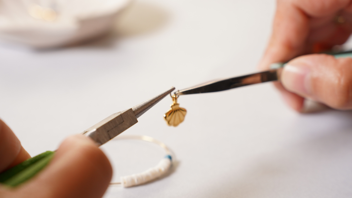 Pendientes de aro y dijes de perlas de verano Heishi : Paso 2 Pendientes de aro y dijes de perlas de verano Heishi : Paso 2