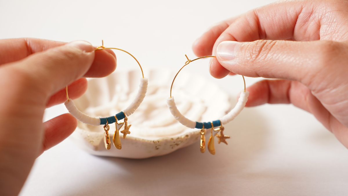 Pendientes de aro y dijes de perlas de verano Heishi : Paso 3 Pendientes de aro y dijes de perlas de verano Heishi : Paso 3