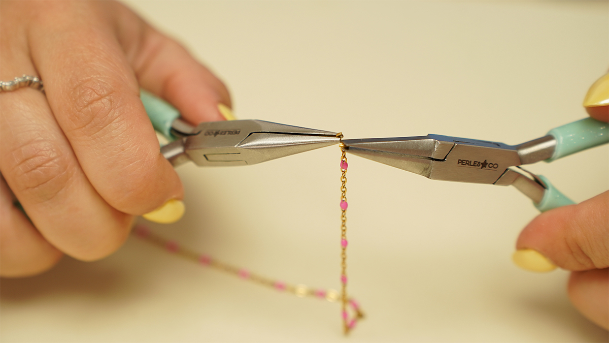 Collares con colgantes de acero inoxidable dorado : Paso 6