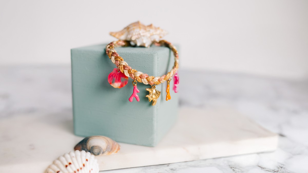 Pulsera trenzada de mujer con Dijes