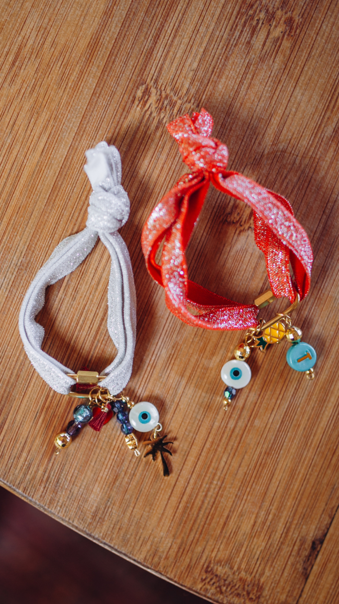 Esquema Pulsera de cinta elástica con cuentas y dijes bohemios Esquema Pulsera de cinta elástica con cuentas y dijes bohemios
