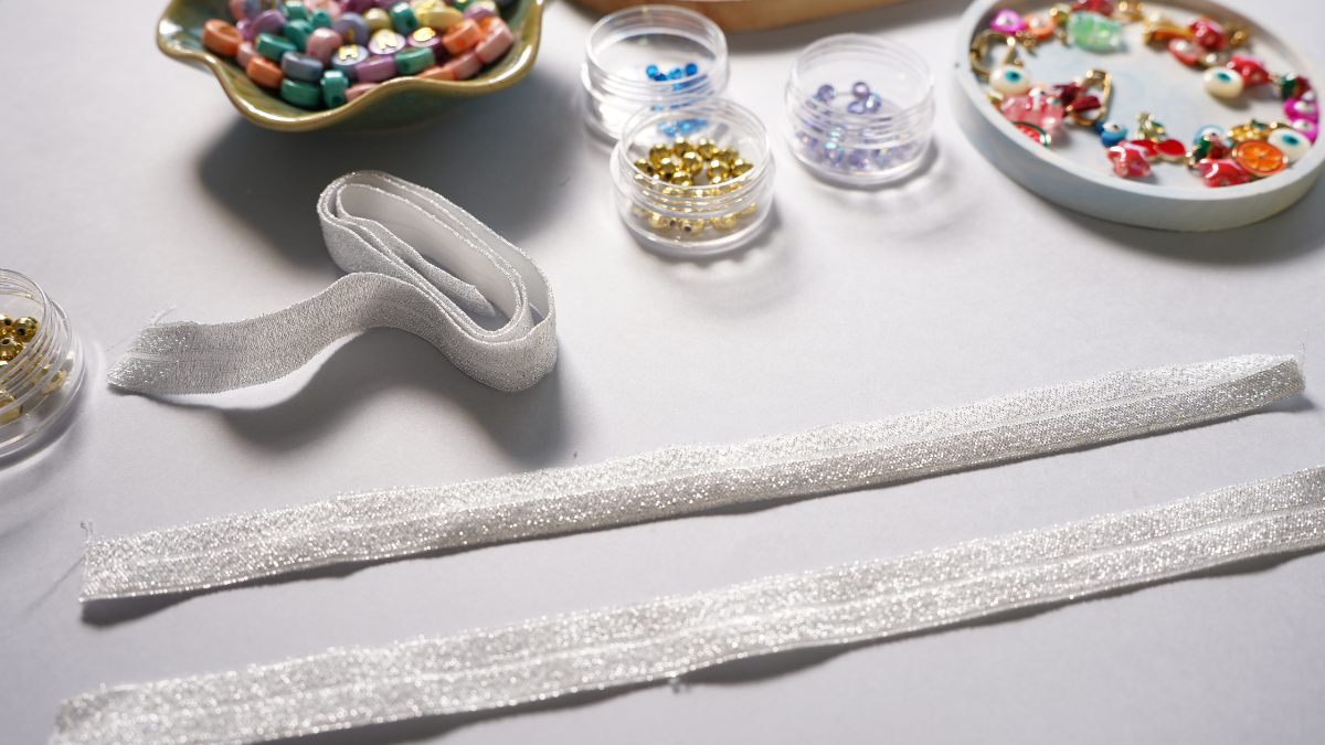 Pulsera de cinta elástica con cuentas y dijes bohemios : Paso 1 Pulsera de cinta elástica con cuentas y dijes bohemios : Paso 1