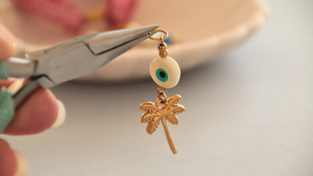 Pulsera de cinta elástica con cuentas y dijes bohemios : Paso 3 Pulsera de cinta elástica con cuentas y dijes bohemios : Paso 3