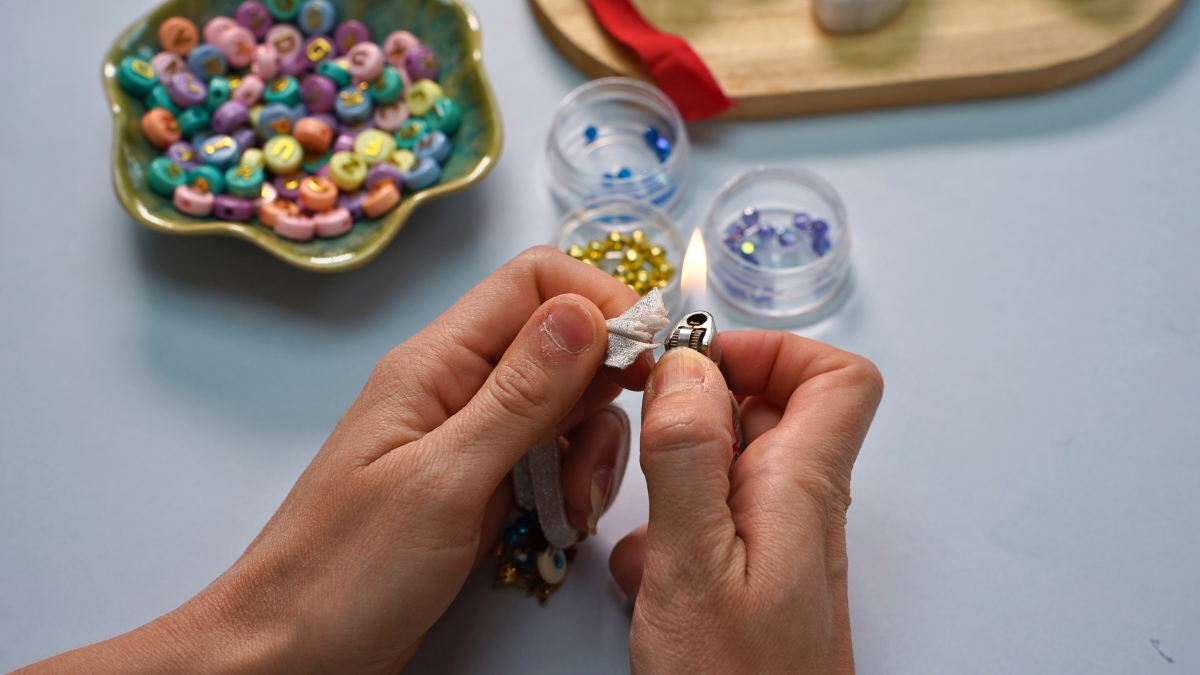 Pulsera de cinta elástica con cuentas y dijes bohemios : Paso 4 Pulsera de cinta elástica con cuentas y dijes bohemios : Paso 4