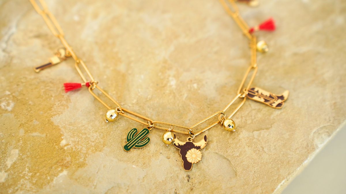 Collar con colgantes de vaquera