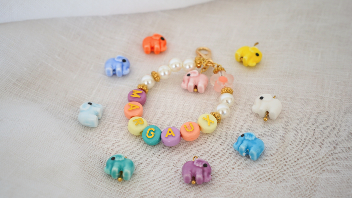 Esquema Llavero personalizado con nombre y cuentas de letras Esquema Llavero personalizado con nombre y cuentas de letras