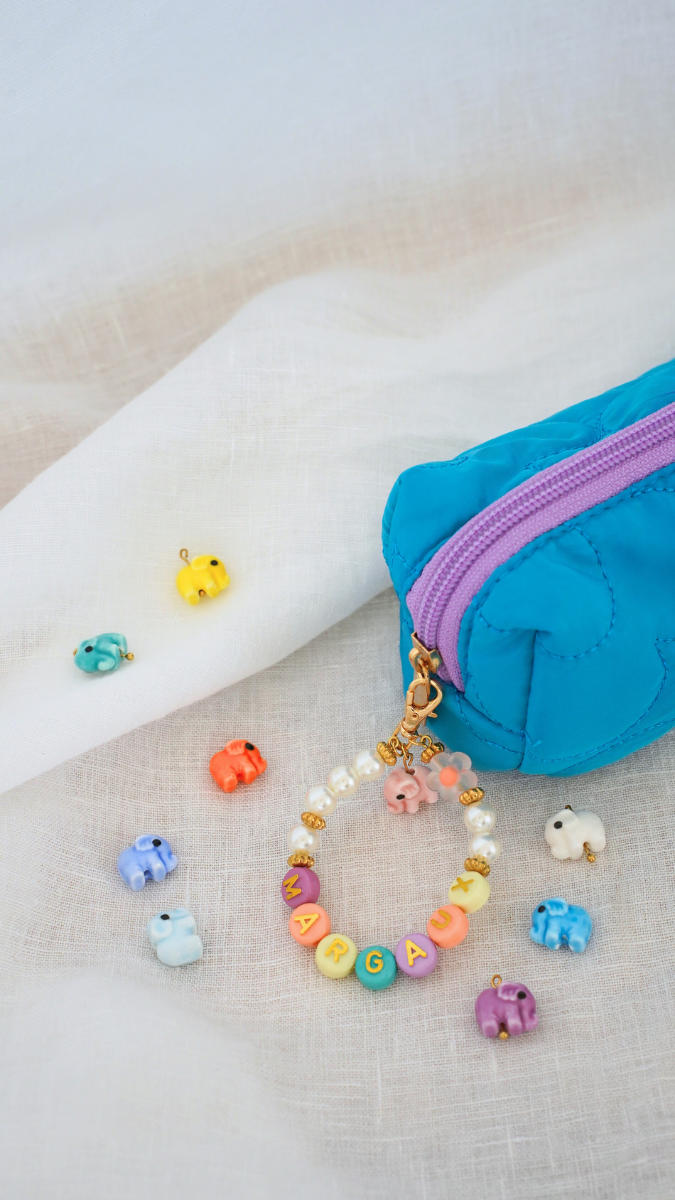 Esquema Llavero personalizado con nombre y cuentas de letras Esquema Llavero personalizado con nombre y cuentas de letras