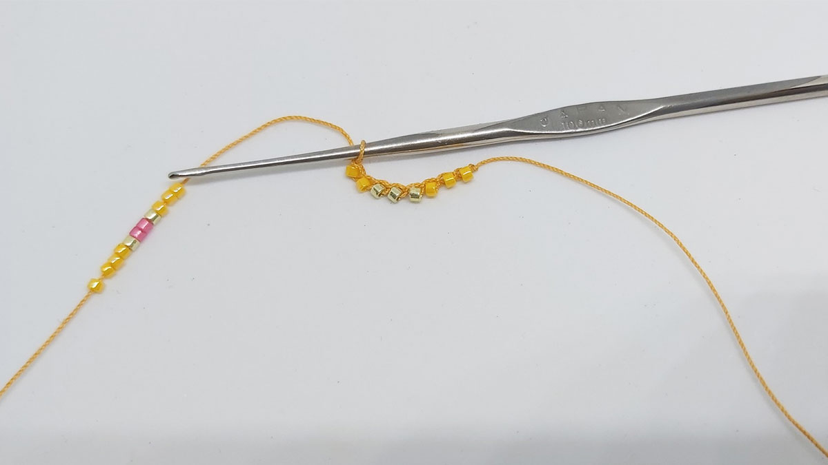 Pulsera brazalete de flores en espiral de ganchillo : Paso 1