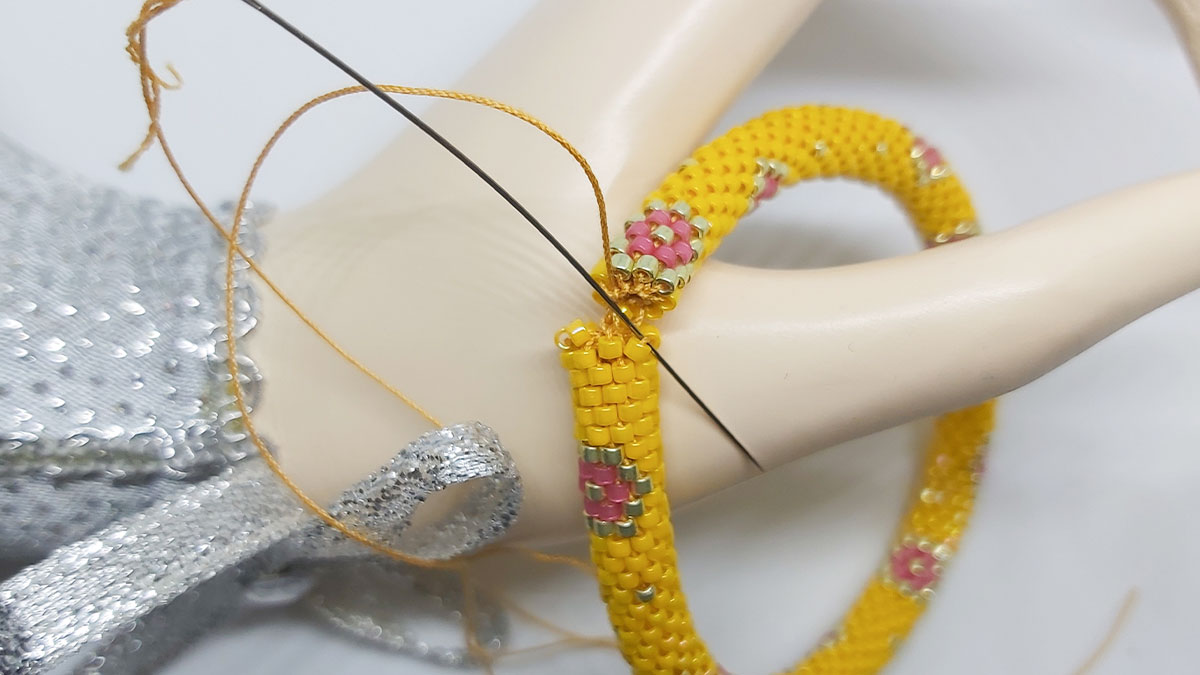 Pulsera brazalete de flores en espiral de ganchillo : Paso 4