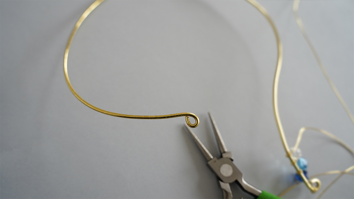 Collar de alambre de latón con perlas azules y gotas de Swarovski : Paso 1