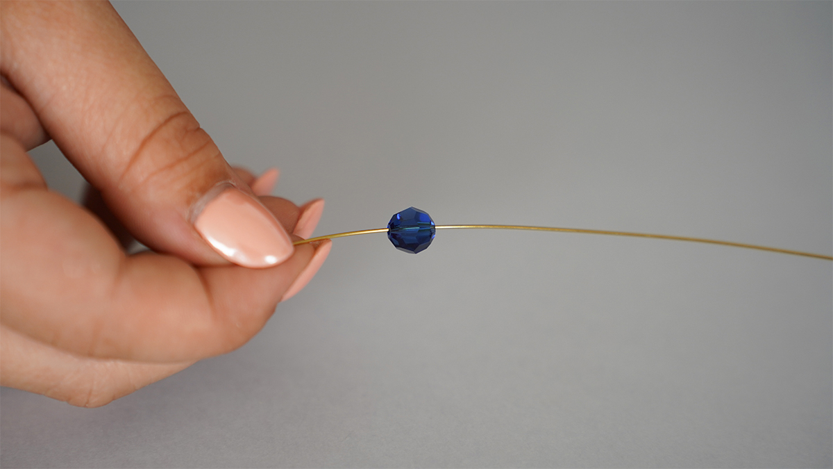 Collar del hilo de latón con perlas azules y gotas de PureCrystal : Paso 2 Collar del hilo de latón con perlas azules y gotas de PureCrystal : Paso 2