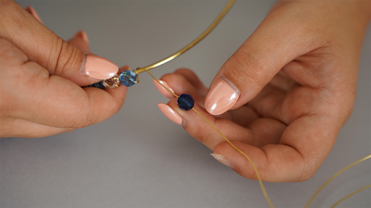 Collar de alambre de latón con perlas azules y gotas de Swarovski : Paso 3