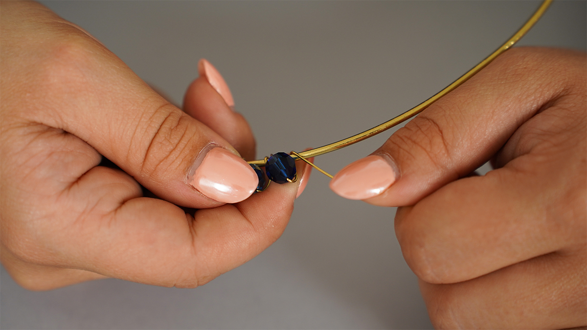 Collar de alambre de latón con perlas azules y gotas de Swarovski : Paso 5