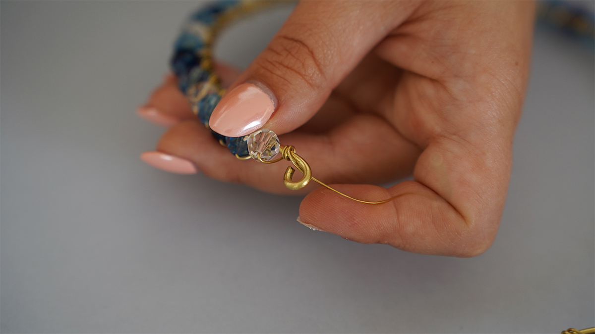 Collar del hilo de latón con perlas azules y gotas de PureCrystal : Paso 6 Collar del hilo de latón con perlas azules y gotas de PureCrystal : Paso 6