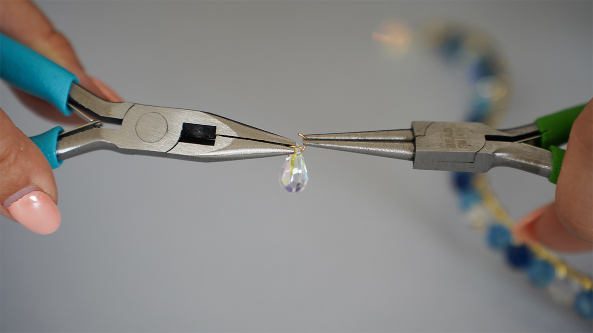 Collar de alambre de latón con perlas azules y gotas de Swarovski : Paso 7