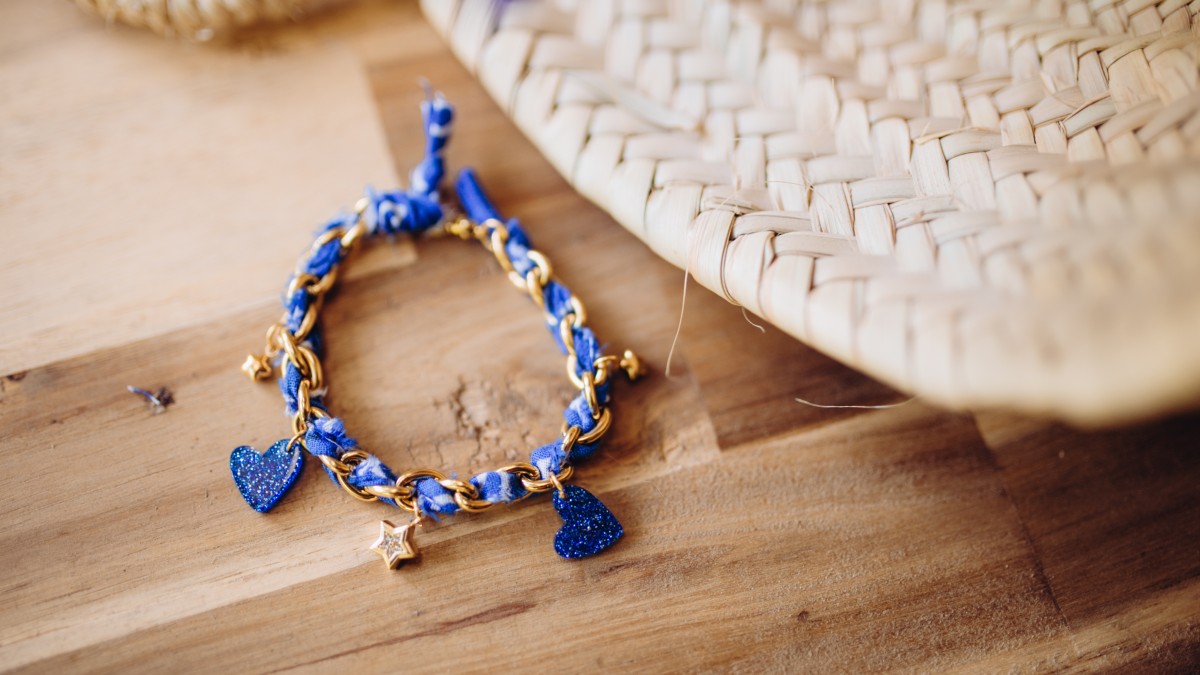 Pulsera de cadena y bandana azul