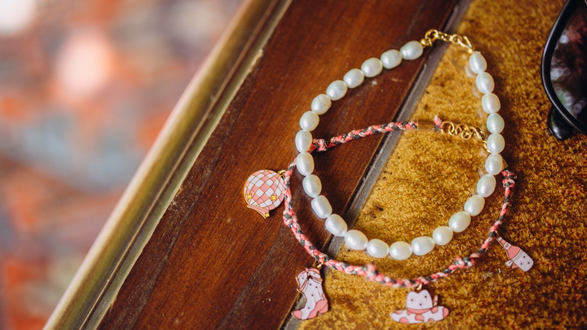 Esquema Cordón tobillero con dijes de vaquera y pulsera de perlas de agua dulce